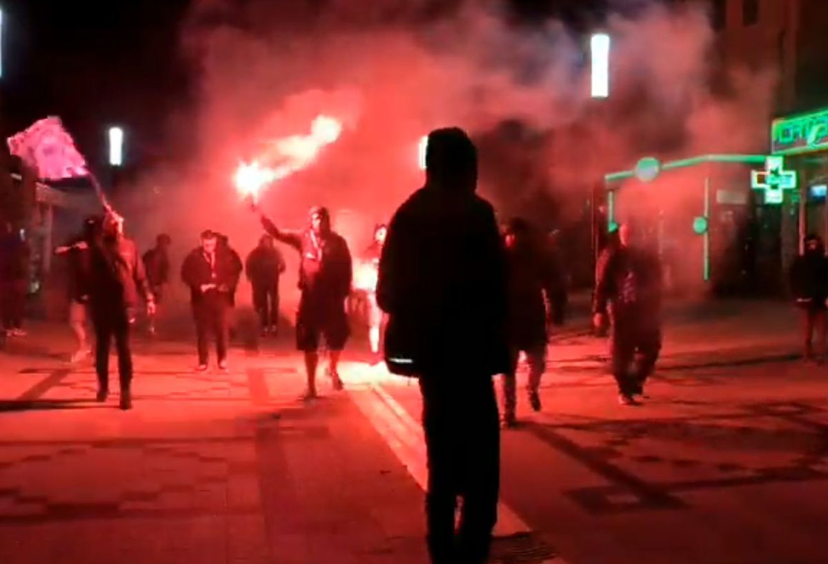 „Cine sare? Hunedoara!” » Imagini de senzație în centrul orașului: mii de fani au sărbătorit alături de jucători la 3 dimineața succesul din Cupa României