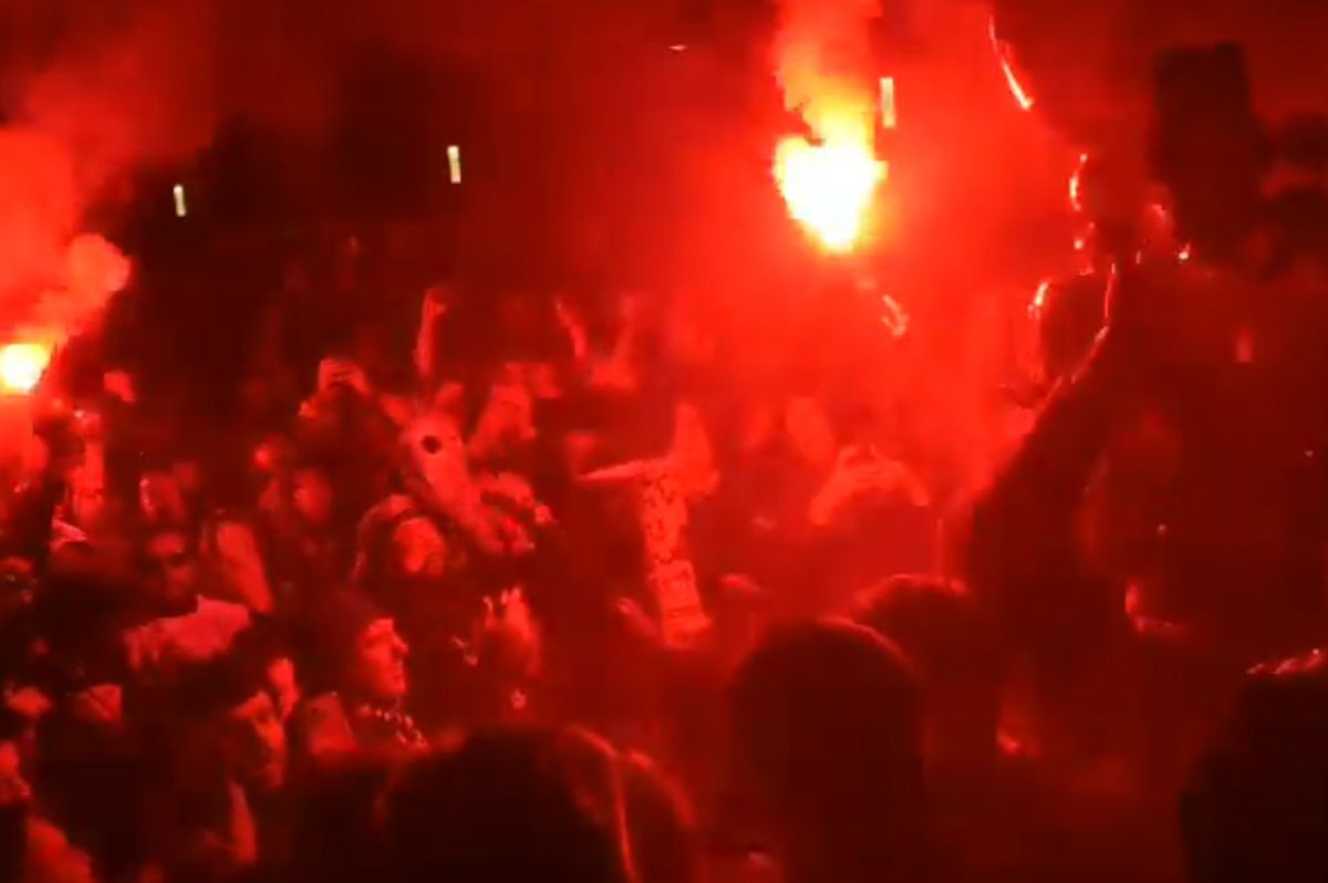 „Cine sare? Hunedoara!” » Imagini de senzație în centrul orașului: mii de fani au sărbătorit alături de jucători la 3 dimineața succesul din Cupa României