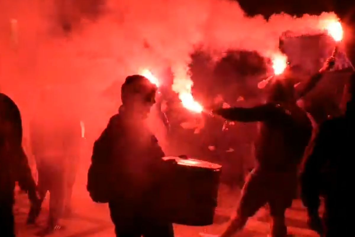 „Cine sare? Hunedoara!” » Imagini de senzație în centrul orașului: mii de fani au sărbătorit alături de jucători la 3 dimineața succesul din Cupa României