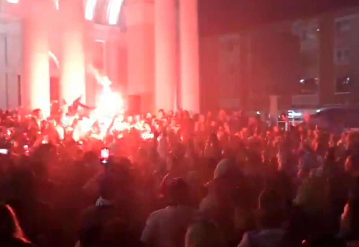 „Cine sare? Hunedoara!” » Imagini de senzație în centrul orașului: mii de fani au sărbătorit alături de jucători la 3 dimineața succesul din Cupa României