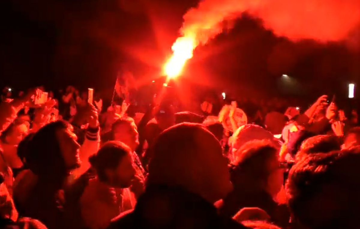 „Cine sare? Hunedoara!” » Imagini de senzație în centrul orașului: mii de fani au sărbătorit alături de jucători la 3 dimineața succesul din Cupa României