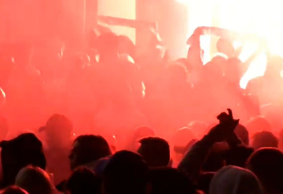 „Cine sare? Hunedoara!” » Imagini de senzație în centrul orașului: mii de fani au sărbătorit alături de jucători la 3 dimineața succesul din Cupa României