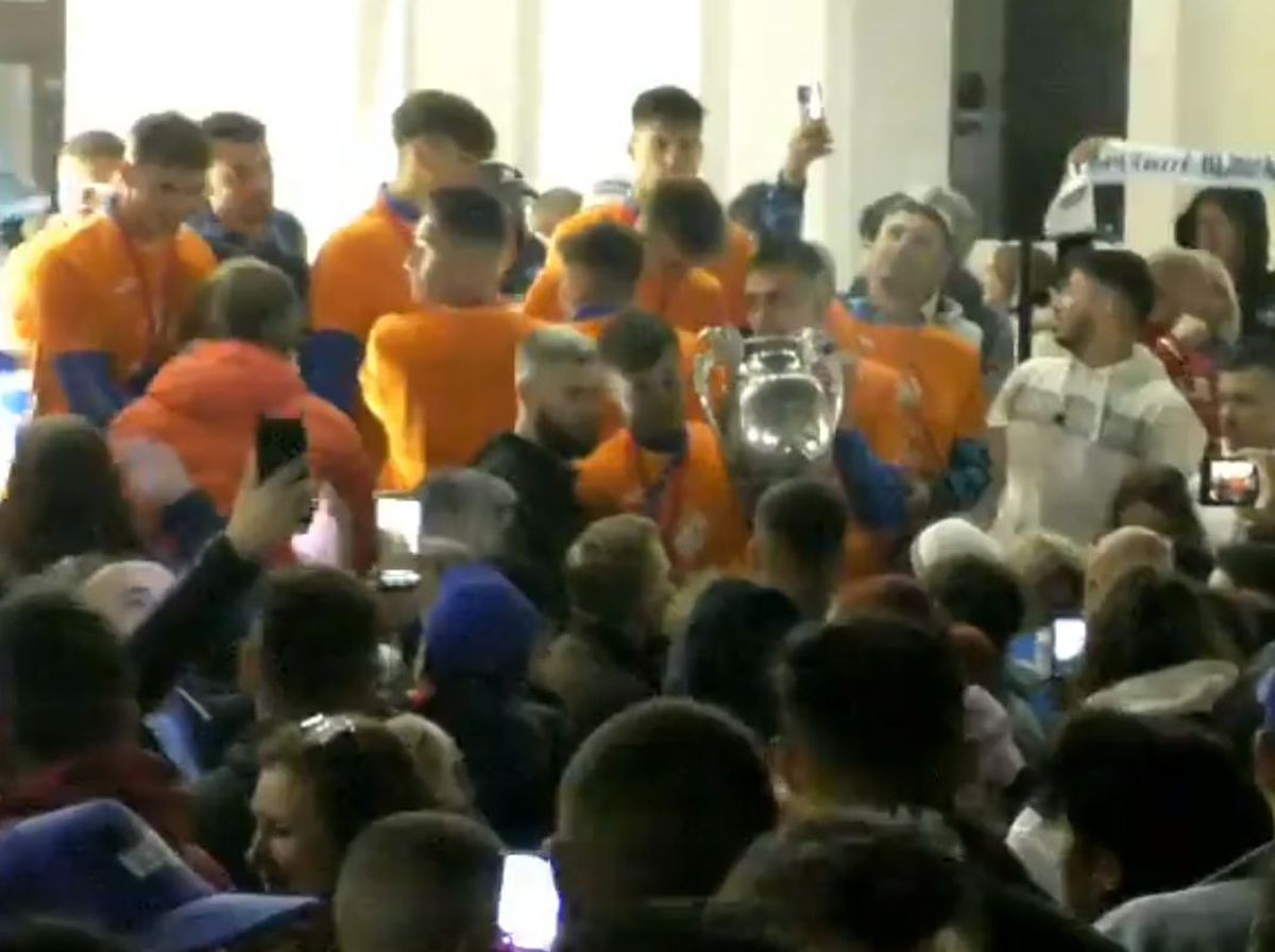 „Cine sare? Hunedoara!” » Imagini de senzație în centrul orașului: mii de fani au sărbătorit alături de jucători la 3 dimineața succesul din Cupa României