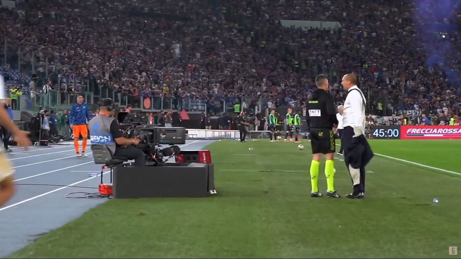 Scandal imens la finala Juventus - Atalanta! Antrenorul s-a dezbrăcat, a atacat arbitrul și a fost scăpat din brațe de jucători! „O să-ți smulg urechile. O să vin și o să te pocnesc în față!”