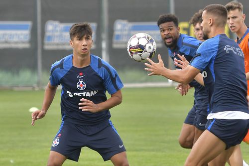 Alexandru Musi, stânga, va reveni la FCSB