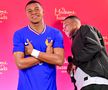 Kylian Mbappe și statuia lui de ceară / Foto: GettyImages