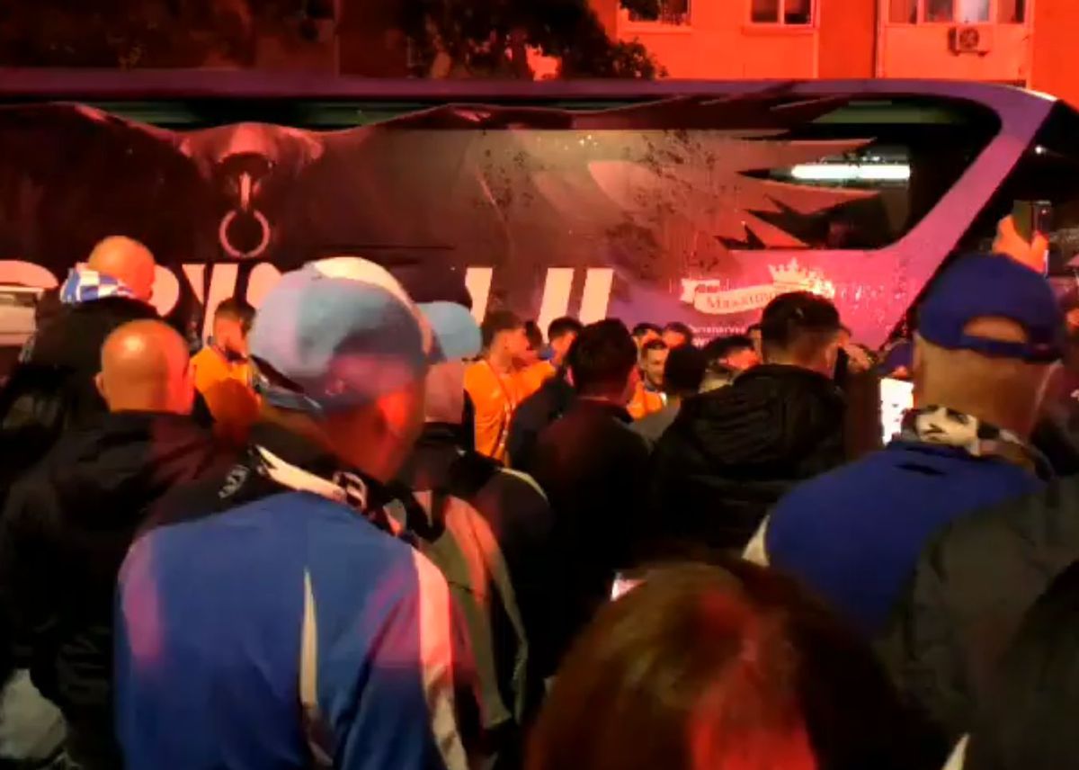 „Cine sare? Hunedoara!” » Imagini de senzație în centrul orașului: mii de fani au sărbătorit alături de jucători la 3 dimineața succesul din Cupa României