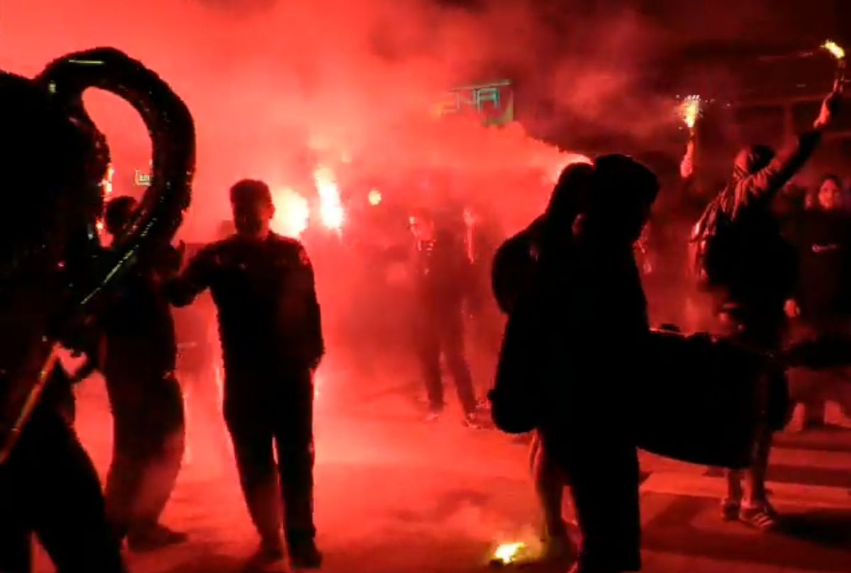 „Cine sare? Hunedoara!” » Imagini de senzație în centrul orașului: mii de fani au sărbătorit alături de jucători la 3 dimineața succesul din Cupa României