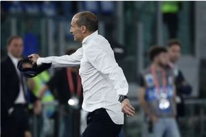 Scandal imens la finala Juventus - Atalanta! Antrenorul s-a dezbrăcat, a atacat arbitrul și a fost scăpat din brațe de jucători! „O să-ți smulg urechile. O să vin și o să te pocnesc în față!”