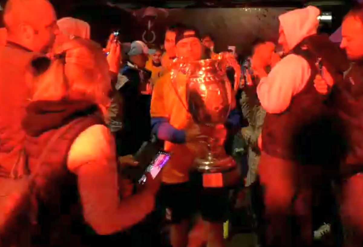 „Cine sare? Hunedoara!” » Imagini de senzație în centrul orașului: mii de fani au sărbătorit alături de jucători la 3 dimineața succesul din Cupa României