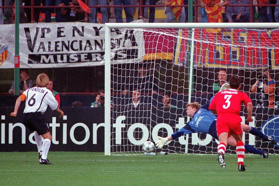 Gaizka Mendieta, artistul Valenciei, îl execută pe Kahn de la punctul cu var, imagine din 2001. Foto: Imago Images A devenit al șaselea cel mai scump fotbalist din lume, apoi a început declinul » DJ part-time, emblematicul număr 6 revine în curând în iarbă