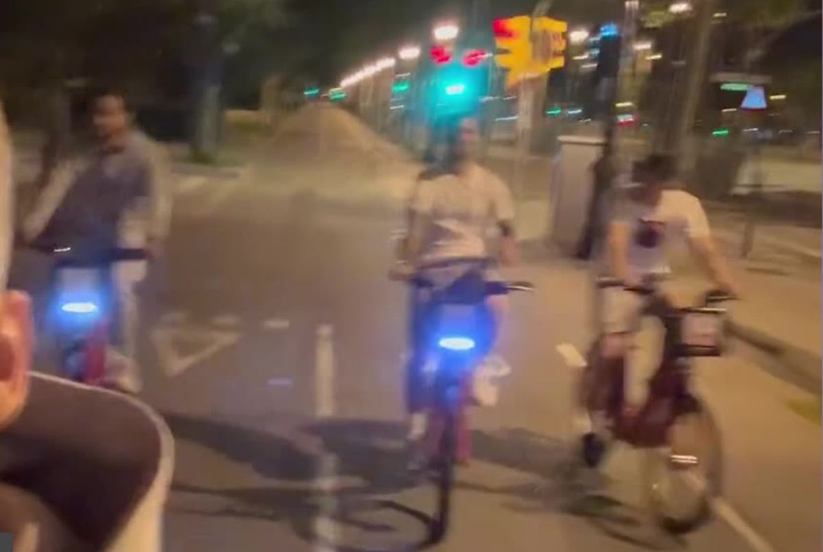 Imaginile serii după ce Barcelona a devenit campioană » 4 jucători s-au dus cu bicicleta la colegul din spital