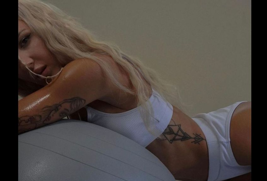 Jakub Kiwior (25 de ani), fundașul central al celor de la Arsenal, a jucat rolul de cameraman în noul clip al partenerei Claudia Kowalczyk (30).