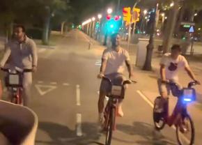 Imaginile serii după ce Barcelona a devenit campioană » 4 jucători s-au dus cu bicicleta la colegul din spital