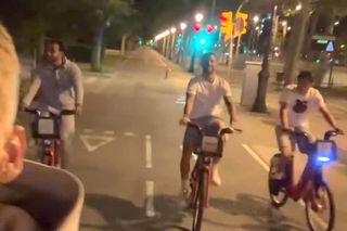 Imaginile serii după ce Barcelona a devenit campioană » 4 jucători s-au dus cu bicicleta la colegul din spital
