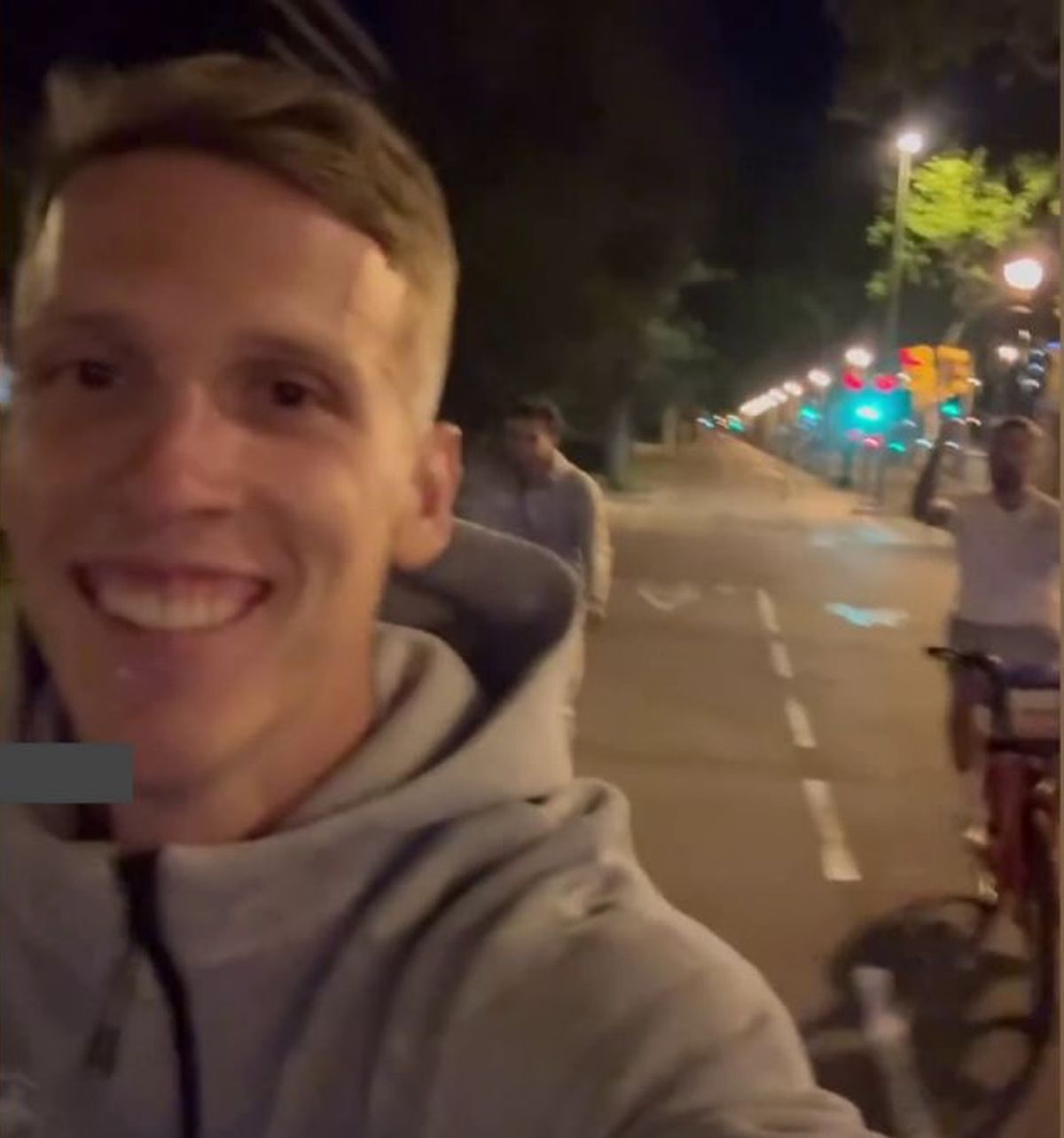 Imaginile serii după ce Barcelona a devenit campioană » 4 jucători s-au dus cu bicicleta la colegul din spital