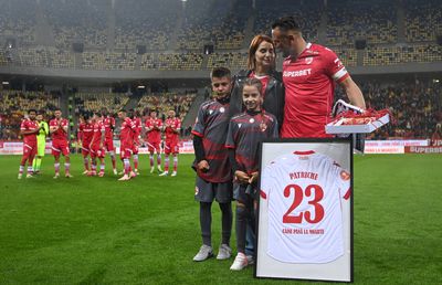 Momente emoționante la meciul de retragere a lui Răzvan Patriche: schimbat într-un minut simbolic, interviu pe transmisiunea live și tur de onoare