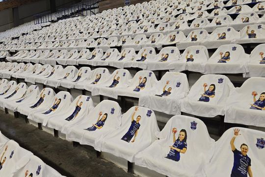 Kristina Liscevic (35 de ani) și Nicoleta Balog (30 de ani) au jucat ultimul meci în fața suporterilor din Brăila. Clubul le-a pregătit o surpriză superbă la disputa pierdută contra lui CSM București, scor 28-35.