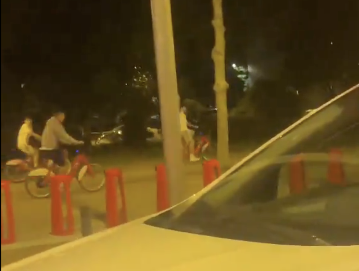 Imaginile serii după ce Barcelona a devenit campioană » 4 jucători s-au dus cu bicicleta la colegul din spital