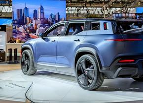 O șoferiță a rămas cu un SUV electric de 50.000 de euro ca piesă de decor, după ce producătorul a dat faliment
