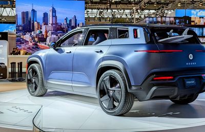 O șoferiță a rămas cu un SUV electric de 50.000 de euro ca piesă de decor, după ce producătorul a dat faliment