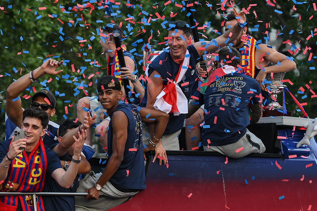 Marea sărbătoare a Barcelonei, aproape de a se transforma într-o dramă » Jucătorul a căzut din autocar, în timpul paradei