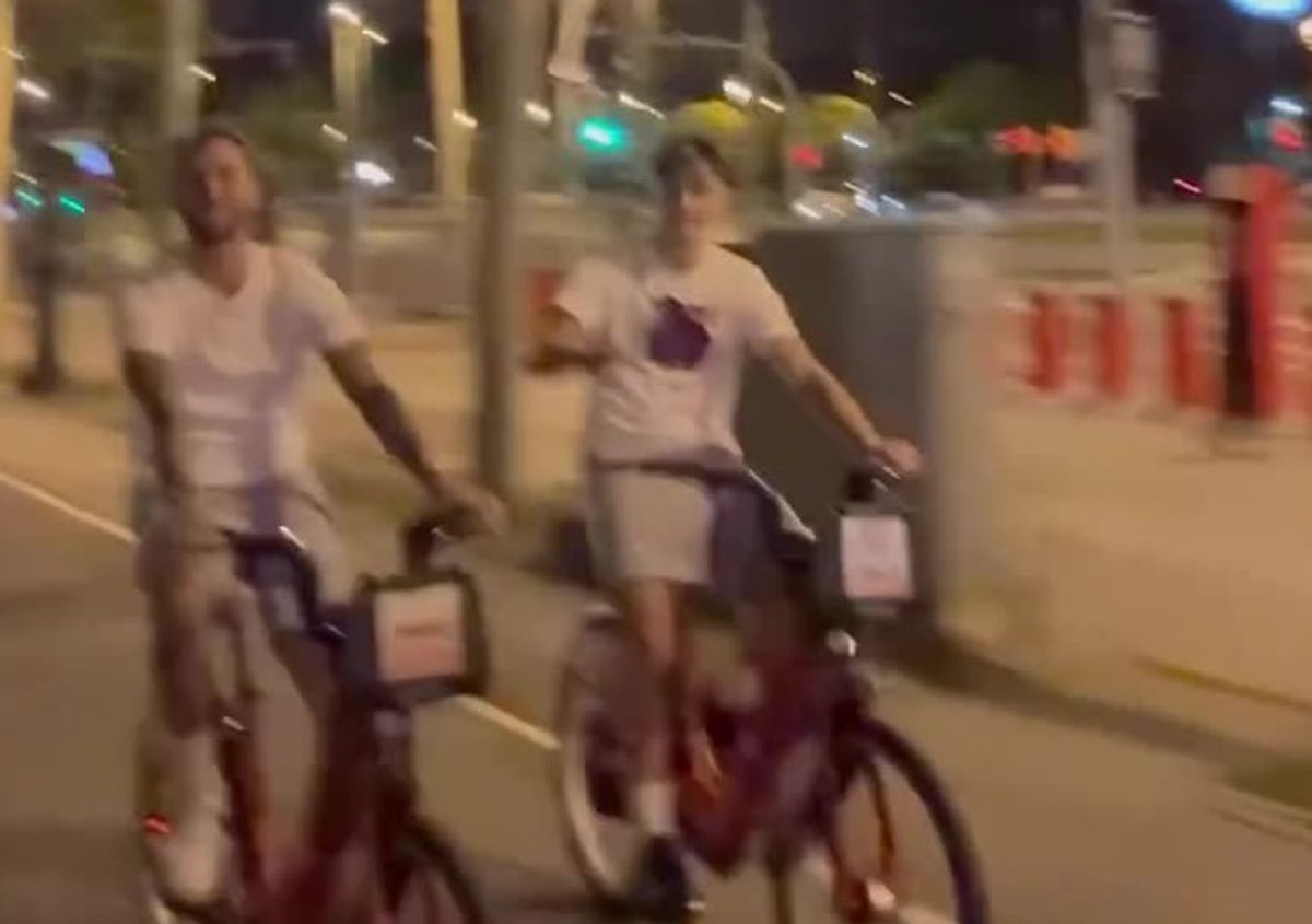 Fotbaliștii Barcelonei, cu bicicleta la spital pentru a-l vedea pe Ferran Torres