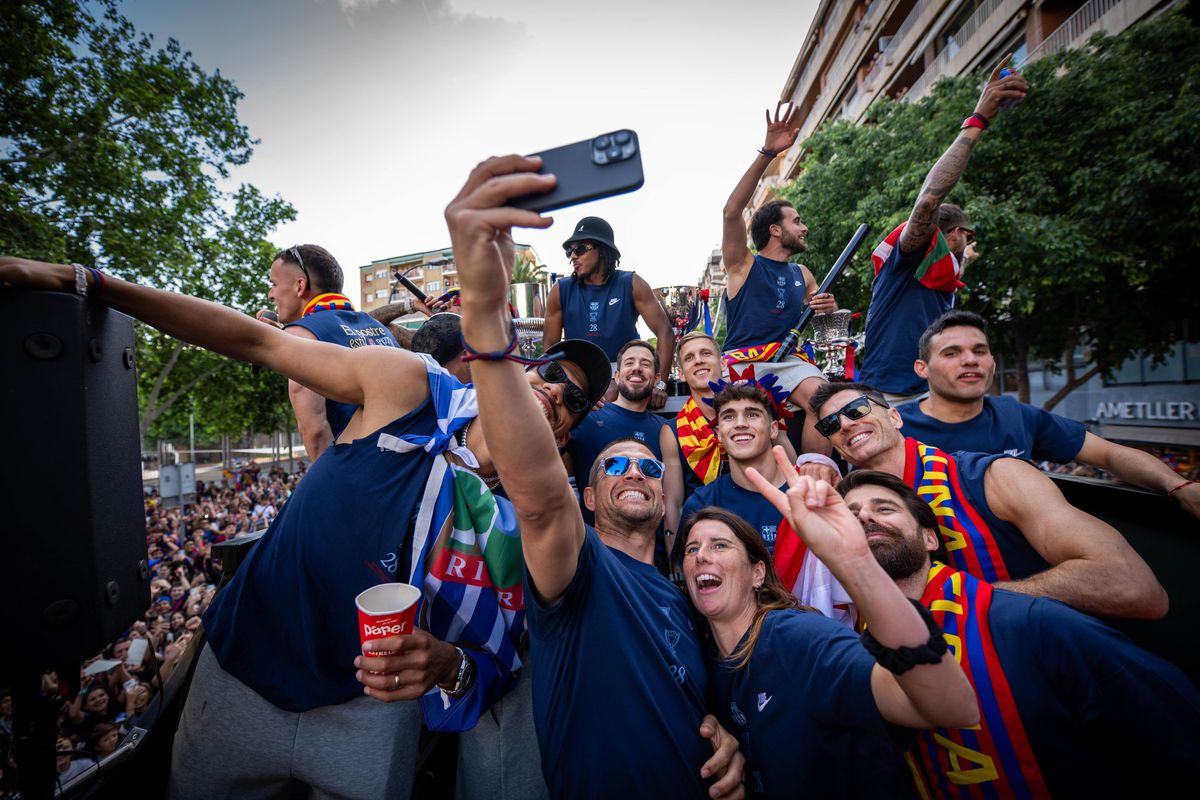 Imagini de la petrecerea de titlu a celor de la FC Barcelona