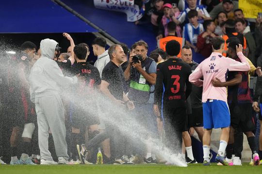 Hansi Flick supervizează intrarea jucătorilor săi la vestiare / Foto: Imago