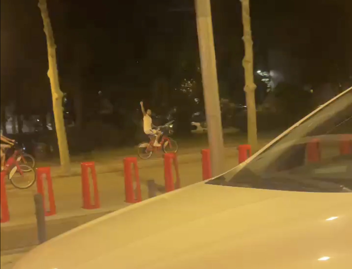 Imaginile serii după ce Barcelona a devenit campioană » 4 jucători s-au dus cu bicicleta la colegul din spital