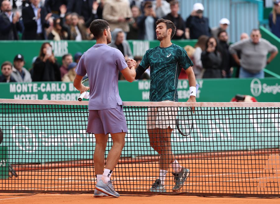 Carlos Alcaraz și Lorenzo Musetti, după finala de la Monte Carlo/Foto: Getty Images Spectacol la Foro Italico! Dueluri atractive în semifinalele turneului de la Roma și un potențial duel Carlos Alcaraz – Jannik Sinner în finală