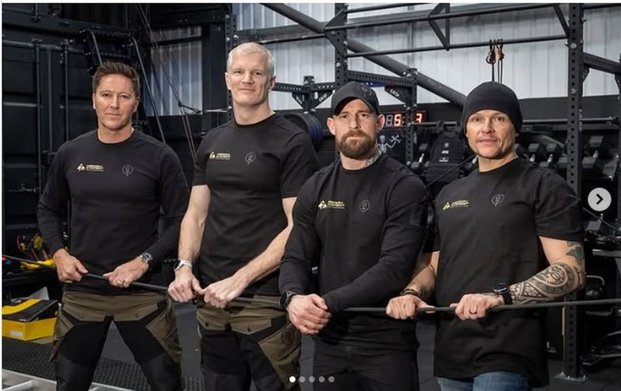 Cei patru veterani britanici care doresc să urce pe Everest în 7 zile 4 veterani din Forțele Speciale escaladează Everestul cu un plan care șochează alpinismul mondial: „Folosim un gaz care protejează organele și facem totul în 7 zile”