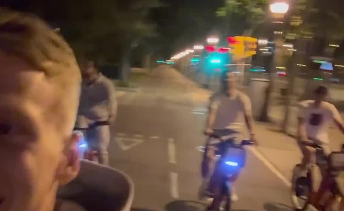 Imaginile serii după ce Barcelona a devenit campioană » 4 jucători s-au dus cu bicicleta la colegul din spital