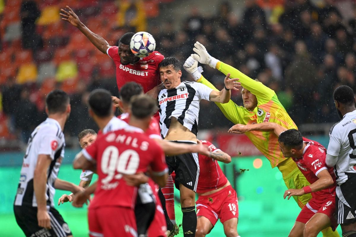 Dinamo intră la negocieri pentru 3 jucători din Superliga! Transferurile dorite de Kopic: unul este și în vederile lui Mircea Lucescu