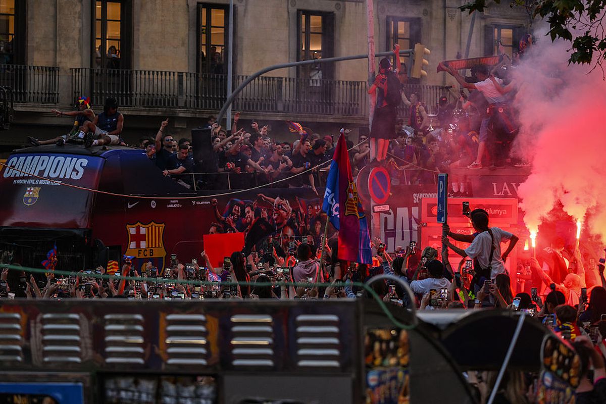 Marea sărbătoare a Barcelonei, aproape de a se transforma într-o dramă » Jucătorul a căzut din autocar, în timpul paradei