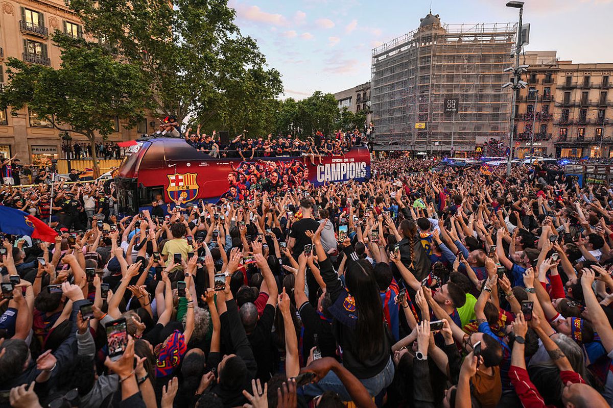 Marea sărbătoare a Barcelonei, aproape de a se transforma într-o dramă » Jucătorul a căzut din autocar, în timpul paradei