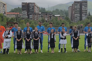 Imagini spectaculoase la un meci din Liga 3 » Jucătorii au intrat pe teren alături de copii îmbrăcați în port popular