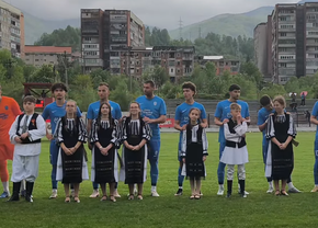 Fotbaliștii echipei din România au intrat pe teren alături de copii îmbrăcați în port popular