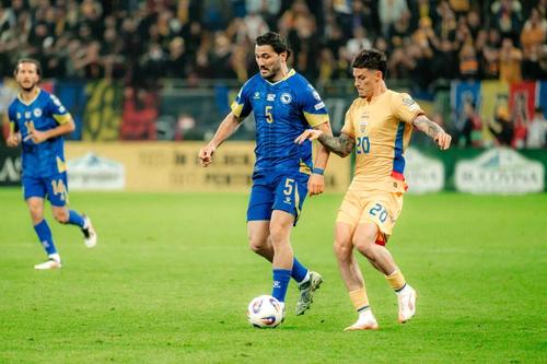 Dennis Man, în duel cu Sead Kolasinac, în România - Bosnia-Herțegovina 0-1 / Foto: Imago