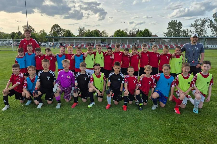Mai multe grupe de copii și juniori din României au vizitat anul acesta academia celor de la Debrecen / Sursă foto: CS Juventus Biharia Antrenor român, bulversat după ce a vizitat o academie din Ungaria: „Cine din România are așa ceva? Nu facem nimic!”