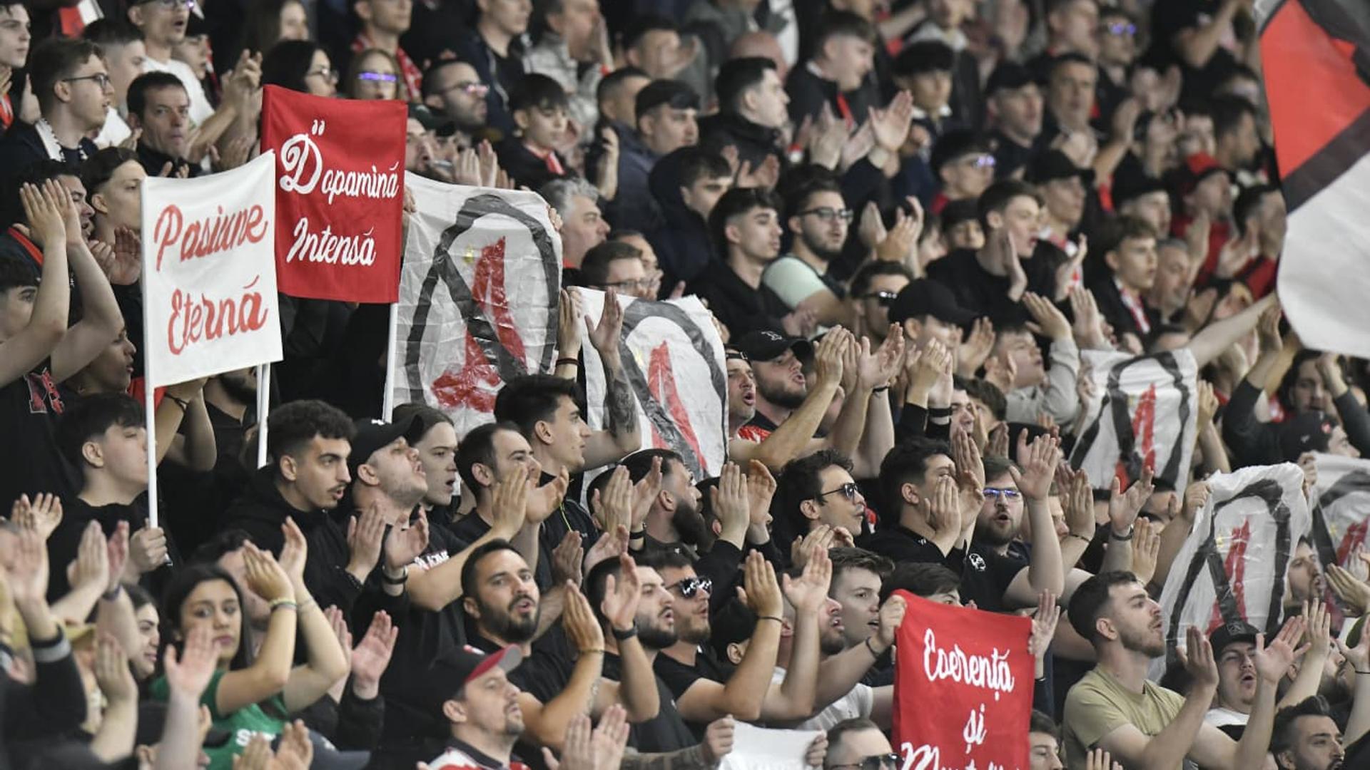 Suporteri Dinamo în Peluza Cătălin Hîldan protestând înainte de barajul cu FCSB pentru revenirea în Europa, cu steaguri și bannere. | sursa foto: Gazeta Sporturilor Suporteri Dinamo în Peluza Cătălin Hîldan protestând înainte de barajul cu FCSB pentru revenirea în Europa, cu steaguri și bannere. | sursa foto: Gazeta Sporturilor