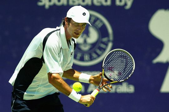 Adrian Voinea executând un voleu într-un meci din 2003, în turneul de la Adelaide FOTO Guliver/GettyImages