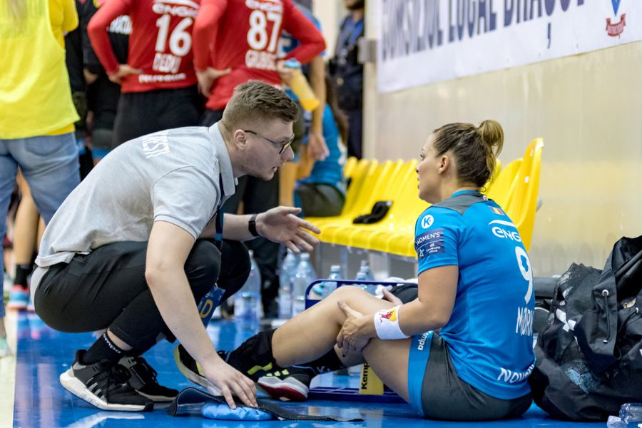 Nora vorbește cu maseorul Radu Șuță după accidentarea în Supercupă FOTO CSM București