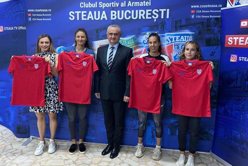 Ana Bogdan, Irina Begu, Mihaela Buzârnescu și Irina Bara cu tricourile roș-albastre FOTO CSA Steaua