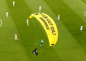 Accident șocant pe Allianz Arena! A aterizat din cer în tribună la partida Franța - Germania