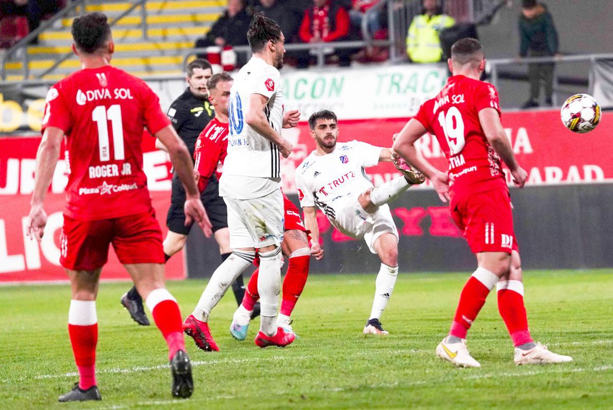 O nouă „fentă” în SuperLigă! A semnat al doilea antrenor deghizat în fața FRF