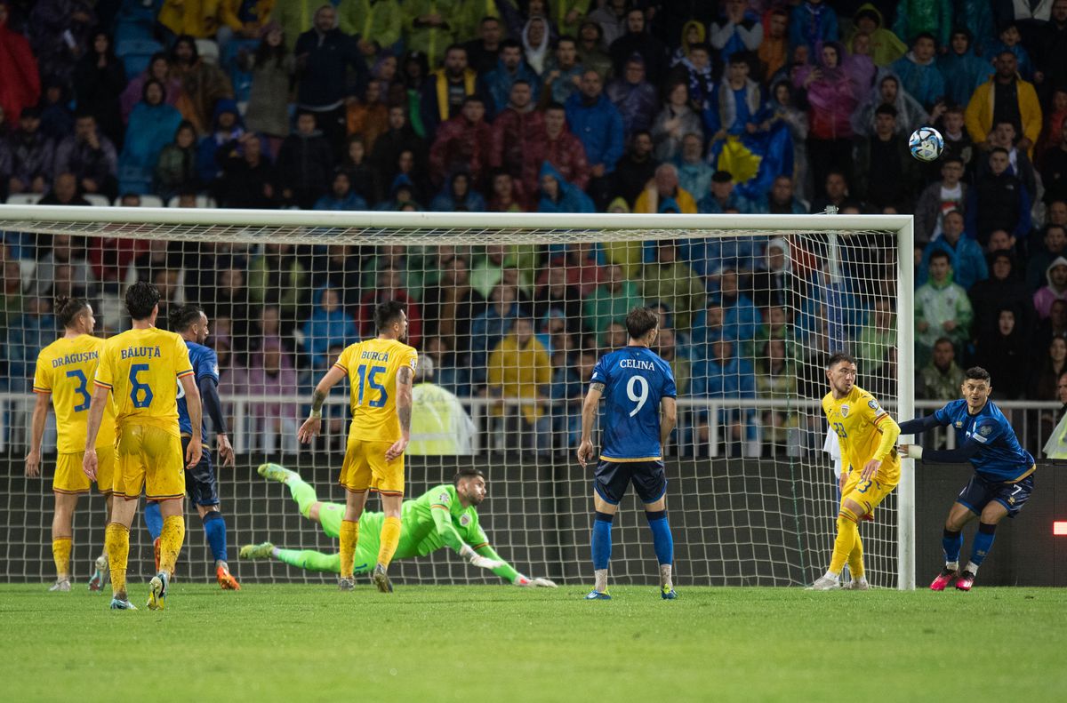 Porți închise cu Israel?! Ultrașii din Uniți sub Tricolor, EVACUAȚI din cauza unei scandări interzise în Kosovo + torțe aruncate pe teren