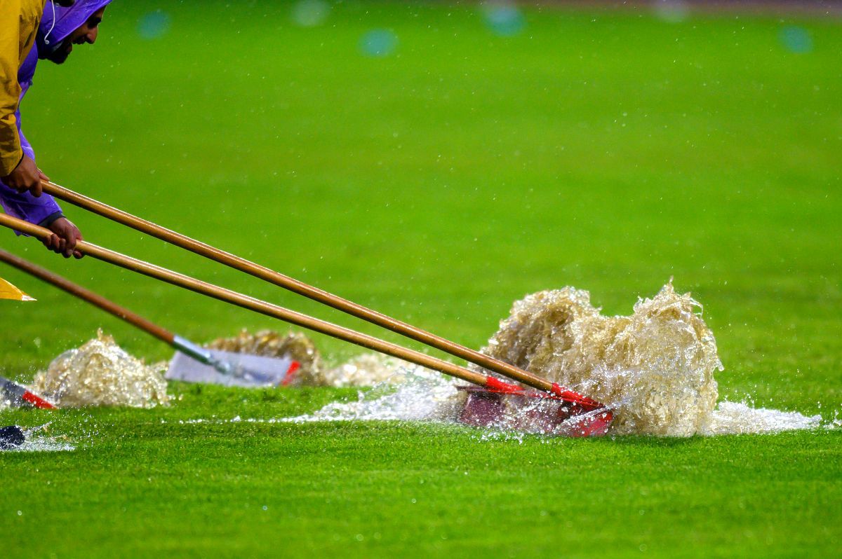 Kosovo - România (imagini surprinse de fotoreporterul GSP Raed Krishan înainte de meci). Ploaie, bălți și pelerine!