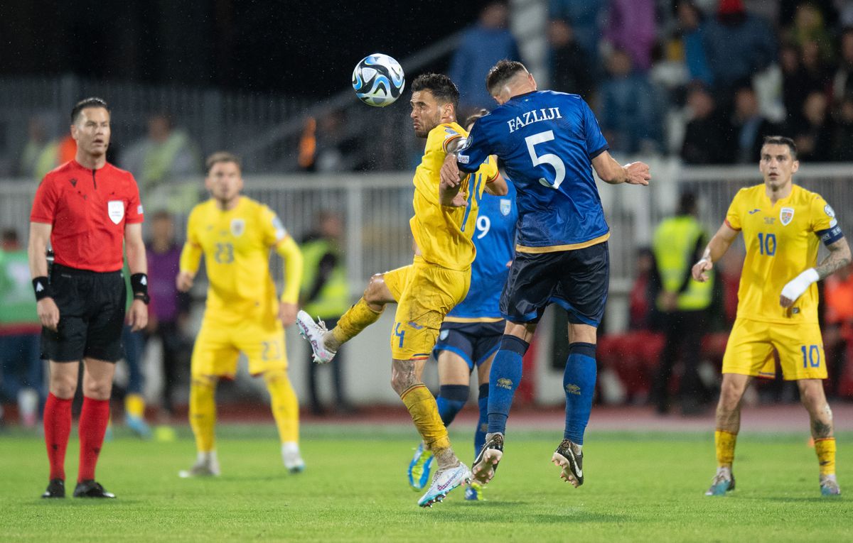 Porți închise cu Israel?! Ultrașii din Uniți sub Tricolor, EVACUAȚI din cauza unei scandări interzise în Kosovo + torțe aruncate pe teren