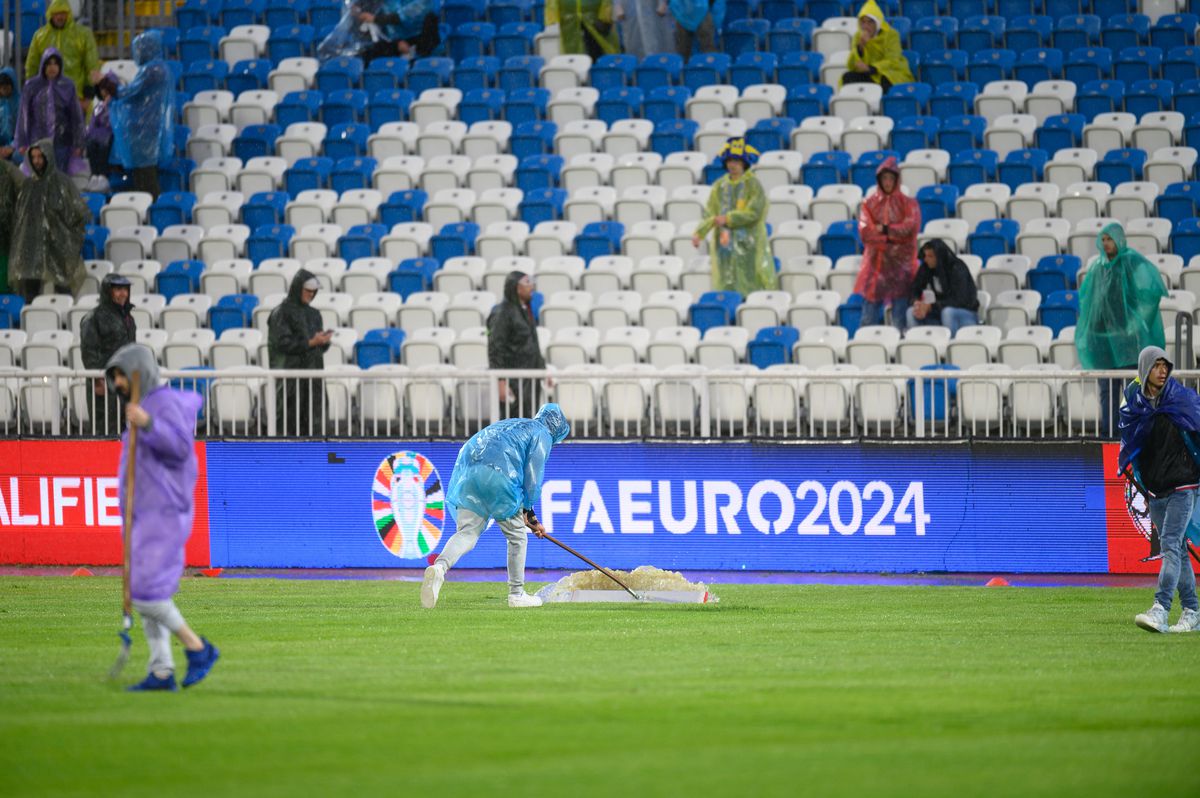 Kosovo - România (imagini surprinse de fotoreporterul GSP Raed Krishan înainte de meci). Ploaie, bălți și pelerine!